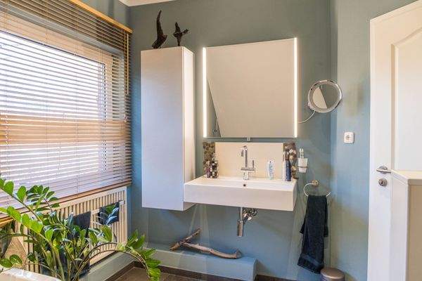 Bad 1-vom Schlafzimmer abgehend