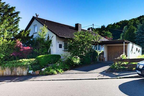 Außenansicht mit Garage