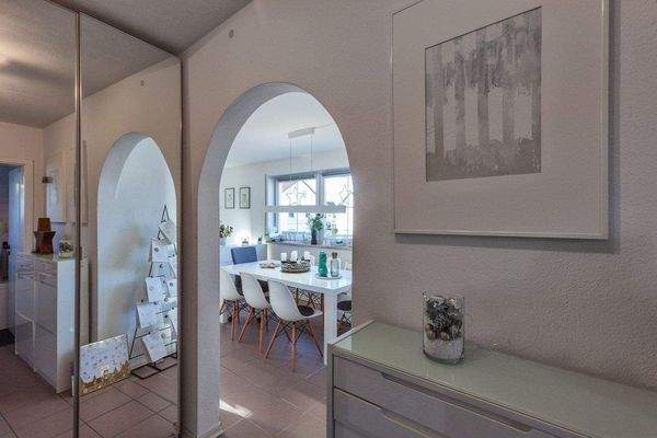 Diele mit Blick auf den Essbereich