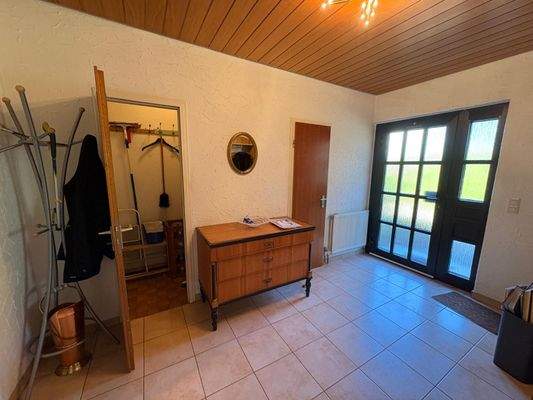 Eingangsbereich mit Abstellraum und Gästetoilette