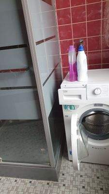 Badezimmer mit Waschmaschine