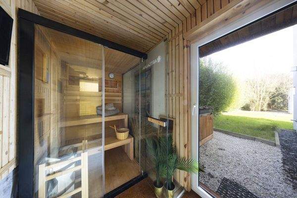 Sauna mit Zugang zum Garten