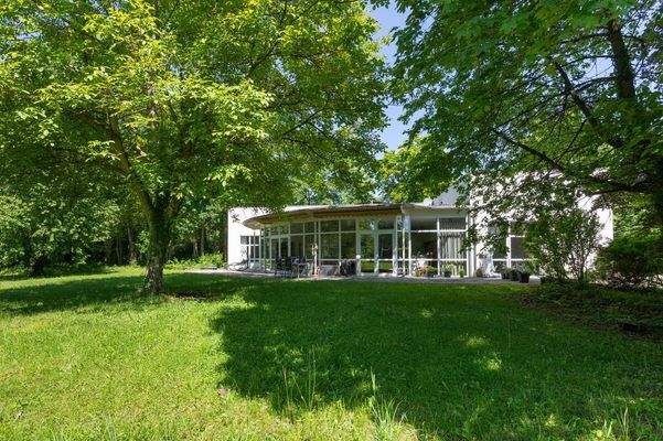 Die Fensterfronten geben den Blick auf die Natur frei