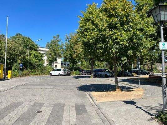 Parkplatzsituation vor dem Gebäude