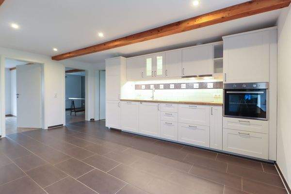 ...mit Essbereich sowie Zugang zu den Zimmern und ins Wohnzimmer