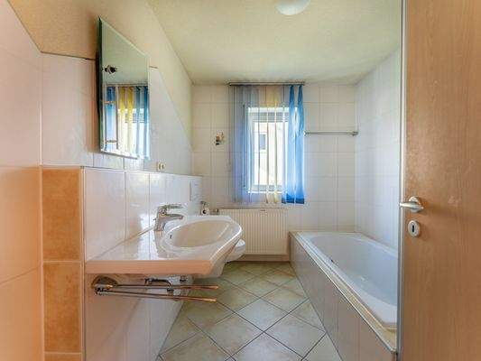 Erdgeschoss - Badezimmer