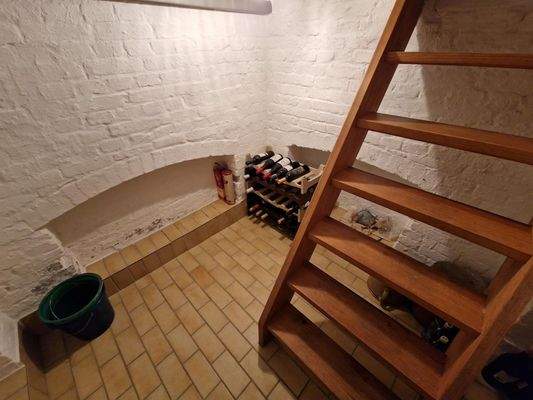 Kleiner Kellerraum für Vorräte etc.