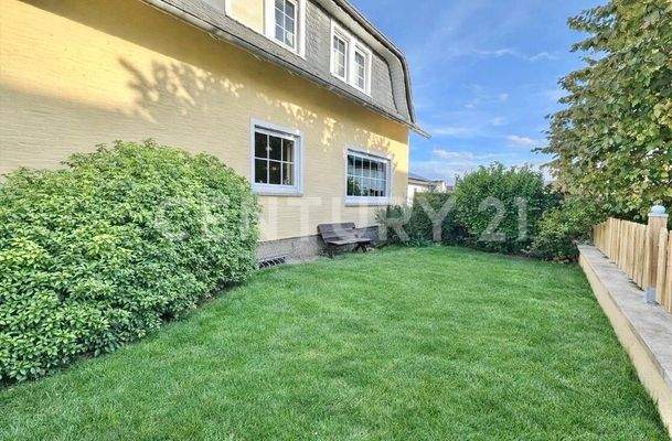 Umgeben von Grün – Garten von mehreren Seiten