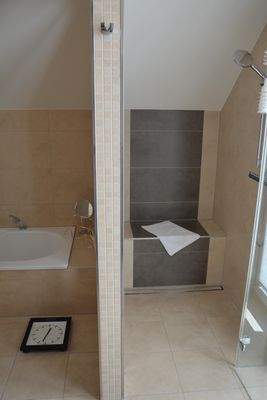 Dusche mit Sitzbank