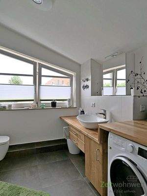 Waschtisch und Waschmaschine