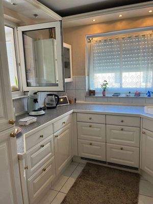 Küche mit Fenster zum Wintergarten.jpg