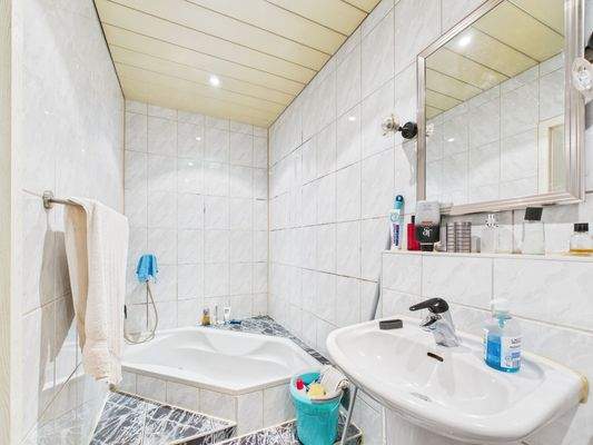 Bad mit Eckbadewanne - UG