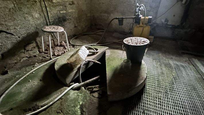 Siel mit Pumpe im Keller