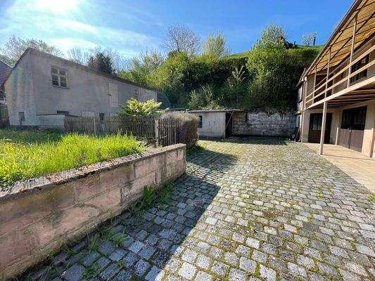 Hof mit Garagenzufahrt