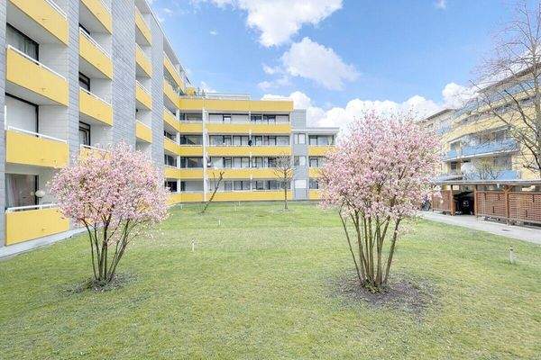 Ausblick aus der Wohnung in den gartengrünen Innenhof