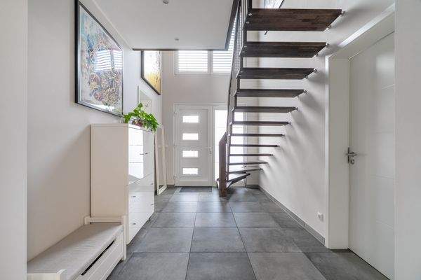 Flur mit offener Buchentreppe