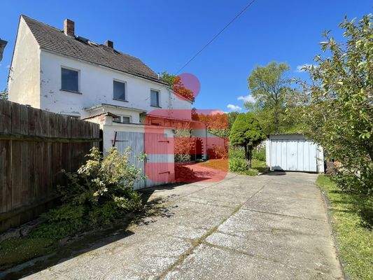 Einfahrt mit Garagen