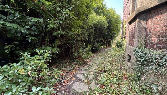 Weg ums Haus in den Garten