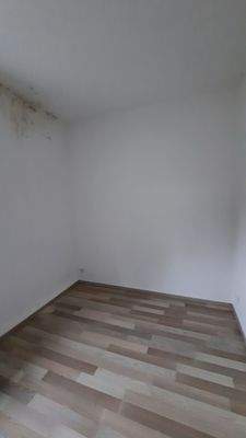 Leeres Zimmer mit Holzboden