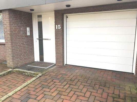 Hauseingang mit Garagenzufahrt