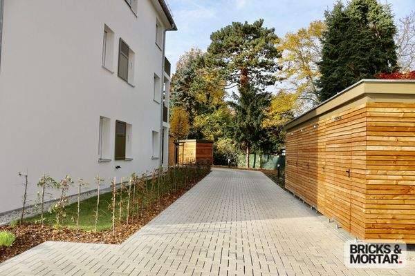 Einfahrt zu den Carports