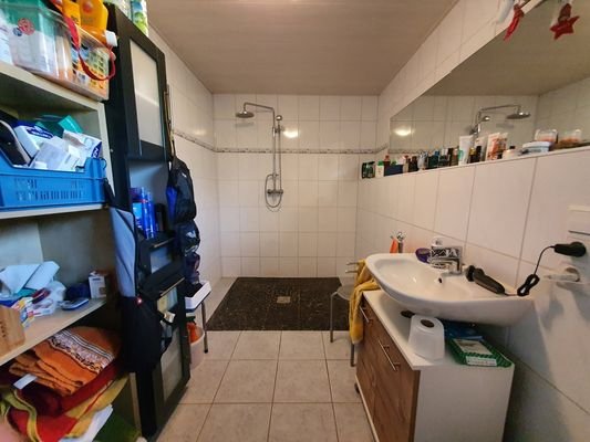 großes Duschbad im Nebenhaus