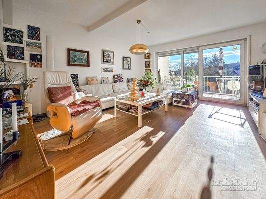 Wohnzimmer mit Balkon