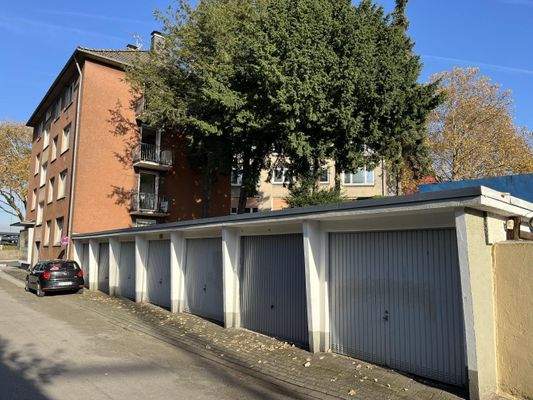 Straßenansicht & 7 Garagen