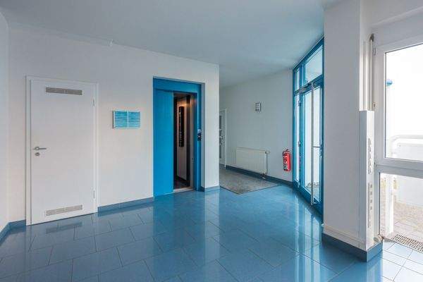 Hauseingang mit Aufzug