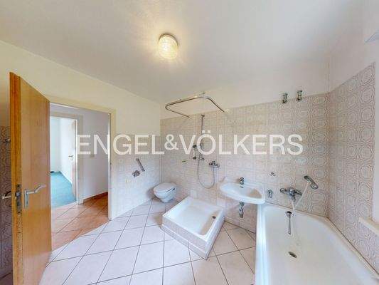 Modernisierungsbedürftiges Badezimmer