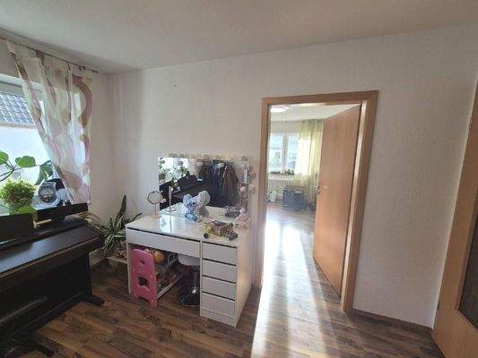 Kind 3 mit Zugang zu z.B. Ankleidebereich