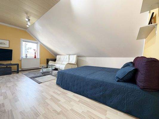 OG Wohnbereich: Offener Raum verbindet Entspannen Fernsehen und Gäste empfangen