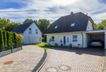 Auffahrt mit Carport und freie Stellplätzen