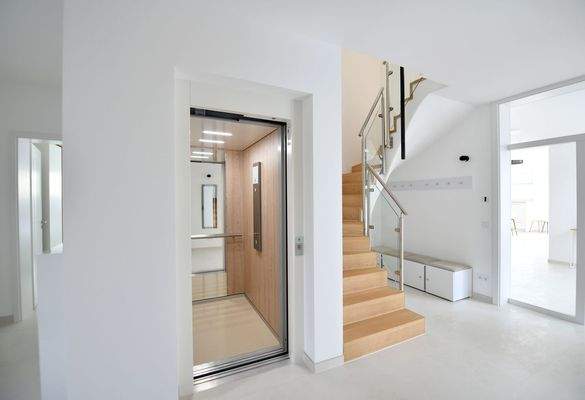 Treppenaufgang und Aufzug