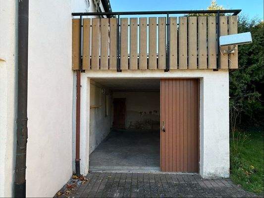 Angebaute Garage mit Dachterrasse darüber