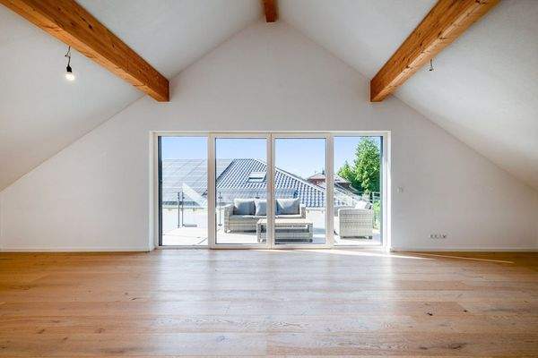 Wohn-/Esszimmer mit Balkon (DG)