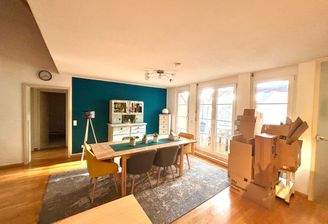 Helles Wohnzimmer mit Terrasse