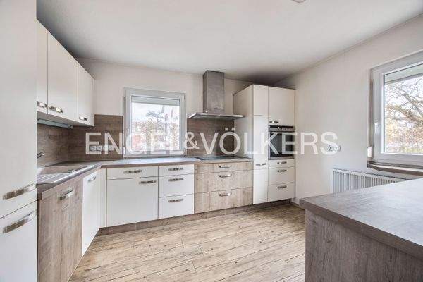 Lichtdurchfluteter Kochbereich mit zwei Fenstern