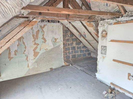 OG Zimmer 1 und Treppe zu EG