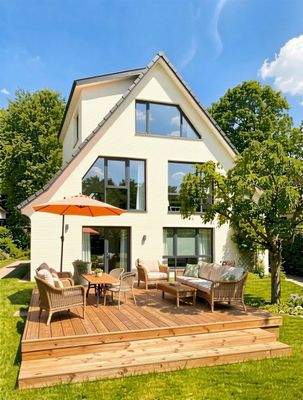 Garten mit Altbestand von der Straße  - (KI generiert)