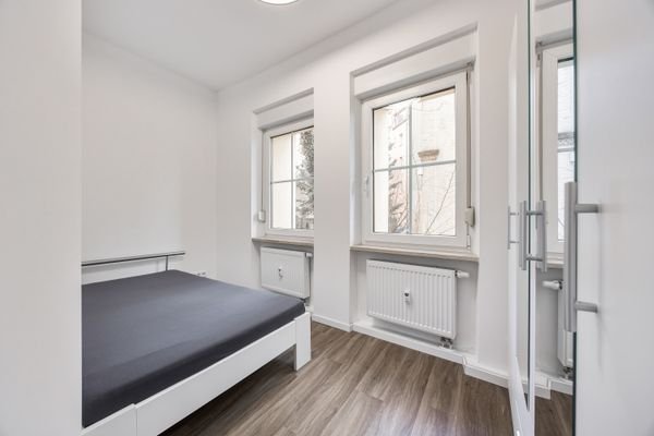 Ruhiger Schlafbereich mit schönen Sprossenfenstern