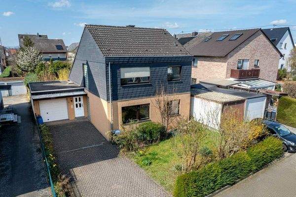 Einfamilienhaus mit 2x Garagen