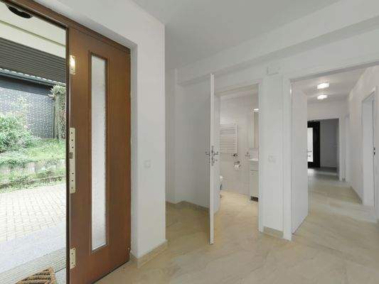 Hauseingang / Gäste WC / Diele