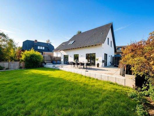 Hausansicht mit Garten  - (KI generiert)