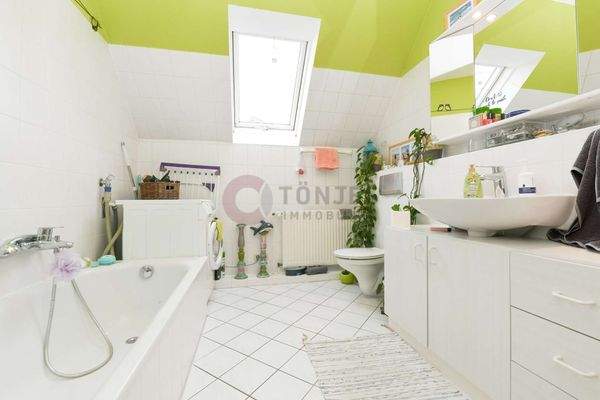 Badezimmer mit Dusche, Badewanne, WC und Waschbecken