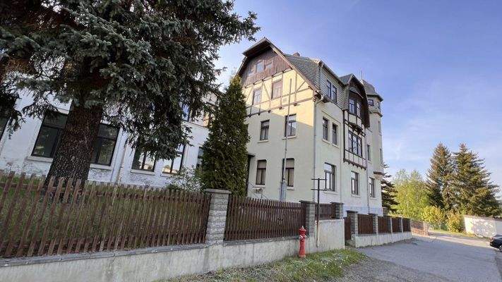 Blick auf das Wohnhaus mit Gewerbeanbau aus Richtung Kampfweg