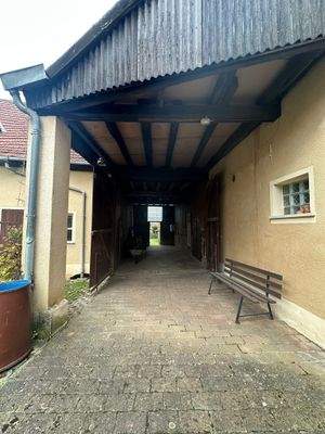 Scheune - Durchgang in den Garten
