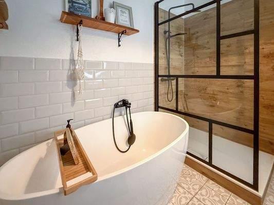 ...mit Dusche und Badewanne 