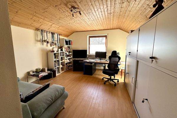 Großes Büro oder Kinderzimmer im OG