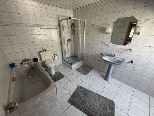 Bad mit Dusche_Wanne Whg2 DG